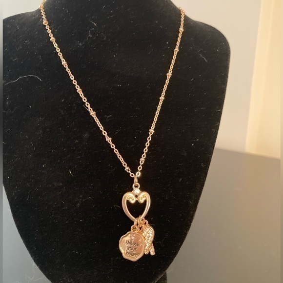 Jewelry - Golden charm necklace “unlock your heart”